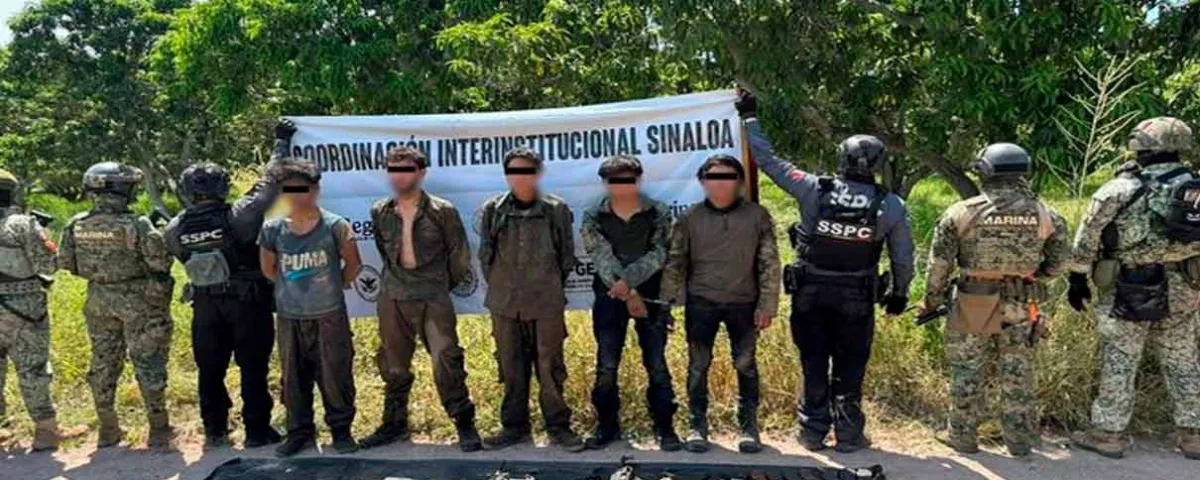 Ocho detenidos, 33 armas, autos y droga: golpe federal en el sur de Sinaloa