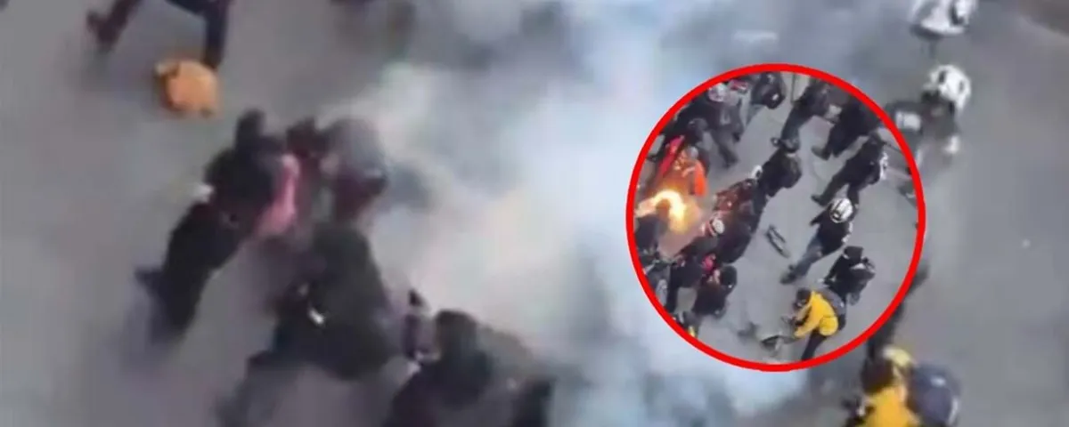 Así le explotó un petardo en la mano a joven durante marcha del 2 de Octubre. VIDEO
