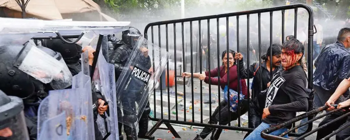 Con gas lacrimógeno y chorros de agua dispersan protesta por agua contaminada en Guadalajara. VIDEOS