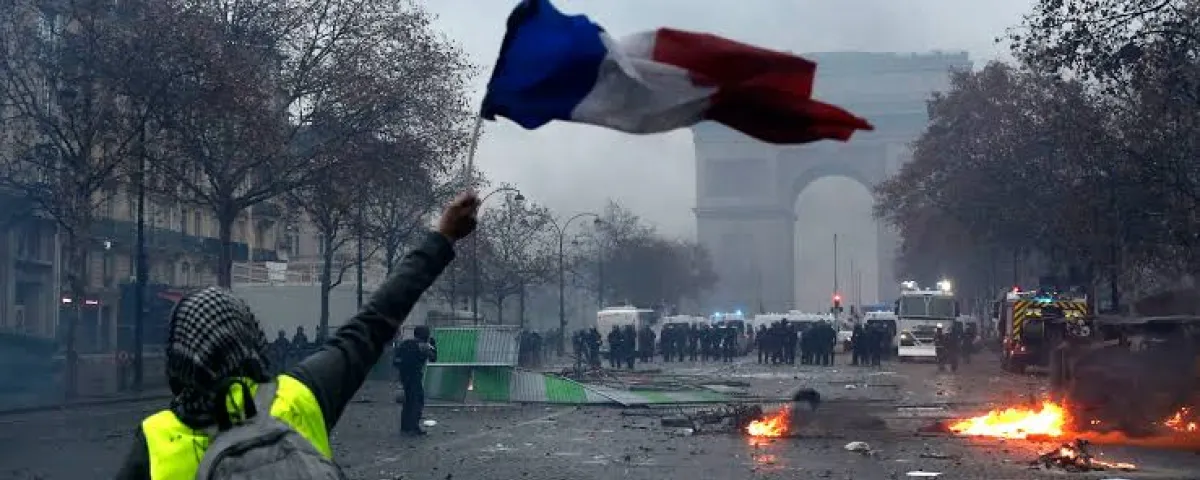 Emmanuel Macron condena violentos disturbios en Francia y promete mano dura contra saqueadores
