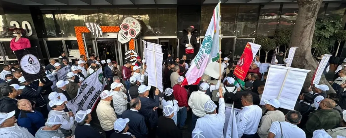 Trabajadores de Pemex protestan por aumento salarial y contra recortes a pensiones
