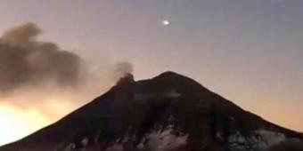 Captan intensa luz color blanca sobrevolando el volcán Popocatépetl