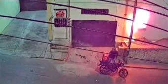 VIDEO. Repartidor prende fuego a fachada de hotel en Cuernavaca y casi termina quemado