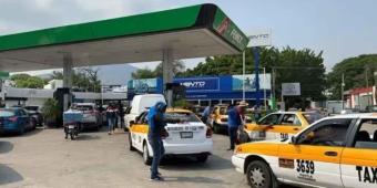 Maestros regalan gasolina de Pemex durante una protesta en Chiapas