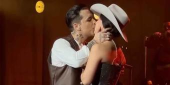 Así fue el primer beso de Christian Nodal y Ángela Aguilar en pleno concierto