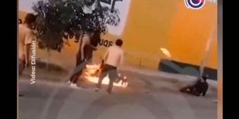 IMÁGENES FUERTES. Prenden fuego a jovencito que asaltó una tienda