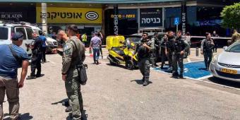 Soldados israelíes son atacados en centro comercial; uno falleció y el agresor fue abatido