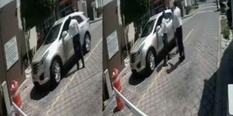 VIDEO. En Puebla, guardia de seguridad es GOLPEADO por residente; le pidió abrir la cajuela 