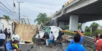 Camión cae de distribuidor vial, chofer sobrevive y se lanza de puente peatonal