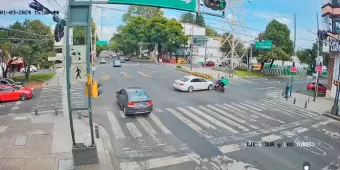 VIDEO. Auto se pasa el rojo y atropella un motociclista 