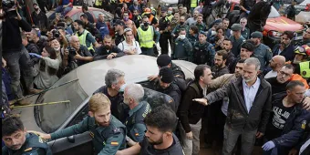 "¡Fuera!" "Asesinos": Lanzan barro y estallan en ira contra los reyes de España en zona arrasadas por inundaciones