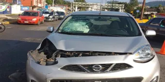 Dos hombres resultaron heridos tras chocar su auto y moto